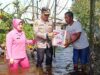 Kapolres Batola Turun Langsung Cek Banjir Jejangkit, Salurkan Sembako untuk Warga Terdampak