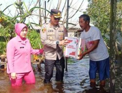 Kapolres Batola Turun Langsung Cek Banjir Jejangkit, Salurkan Sembako untuk Warga Terdampak