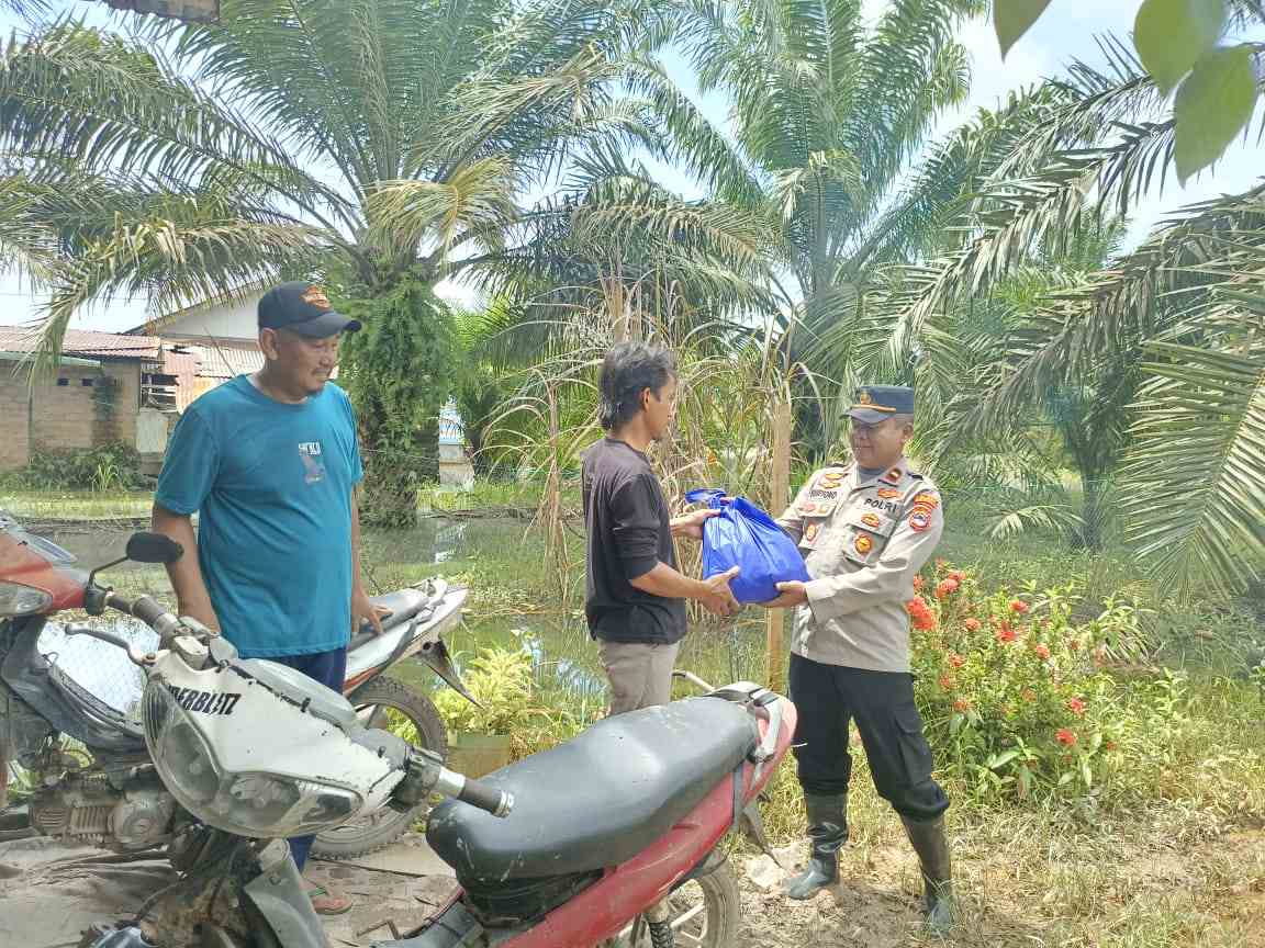 Sinergi Polsek Rantau Badauh dan PT Joulong Group Salurkan 276 Paket Sembako untuk Warga Terdampak Banjir