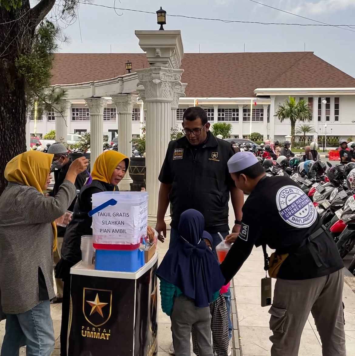 Ramadhan Penuh Berkah, DPW Partai Ummat Kalsel & DPD Banjarbaru Bagikan Takjil Gratis di Lapangan Murjani