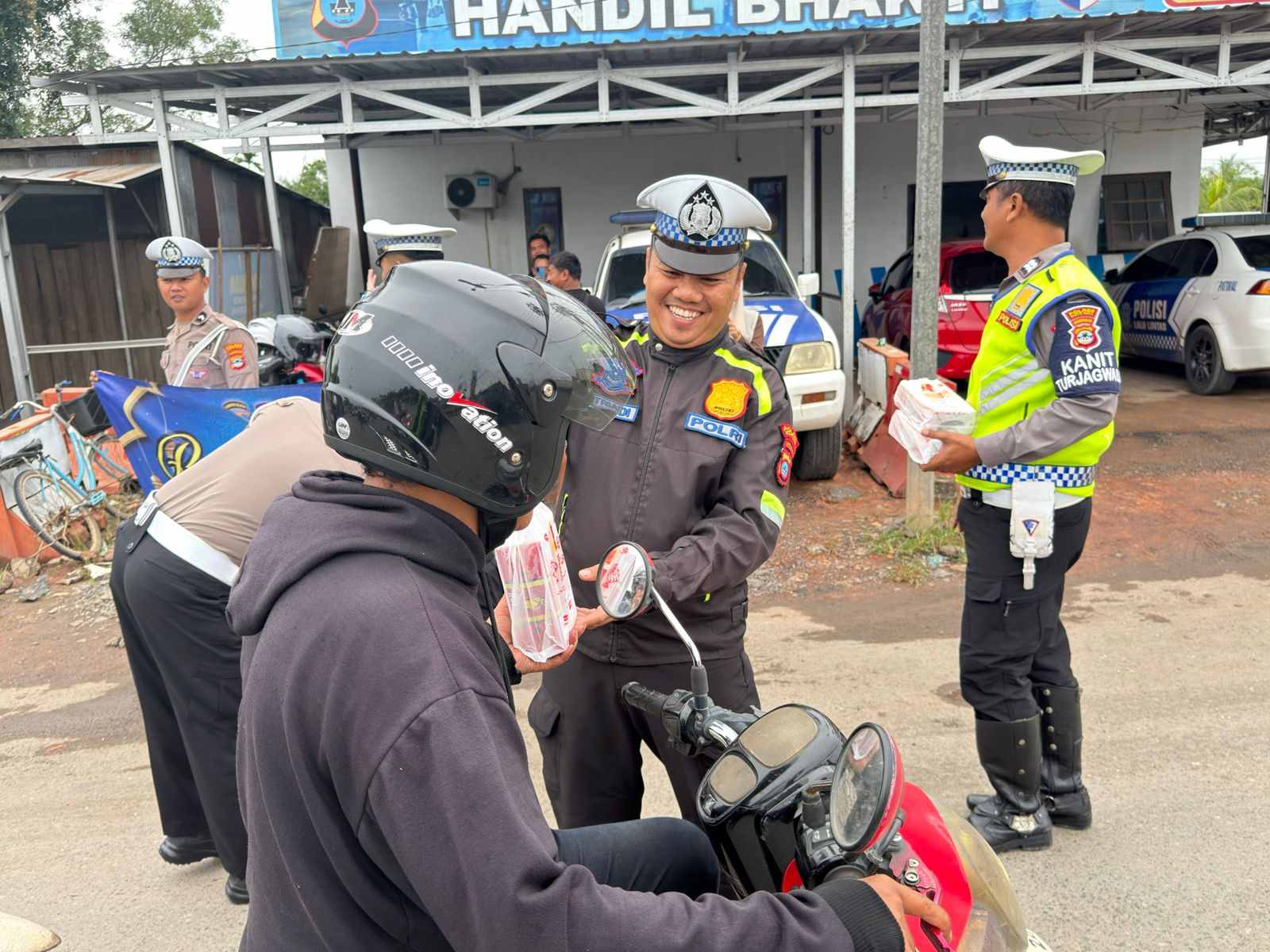 AKP Andre: Sat Lantas Hadir Bukan Hanya Atur Lalin, Tapi Juga Berbagi Berkah Ramadhan