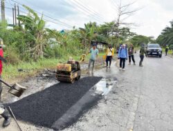 Kurang dari 24 Jam! Sat Lantas Polres Batola dan BPJN Tutup Lubang Maut di Mandastana