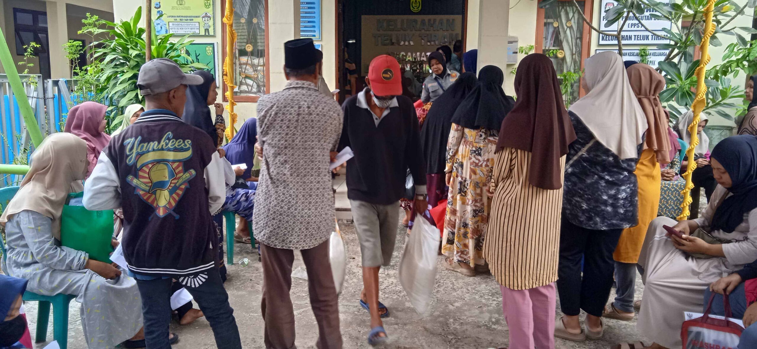 1.155 Warga Teluk Tiram Banjarmasin Barat Terima Bantuan Pangan 2026, Antrean Warga Membludak