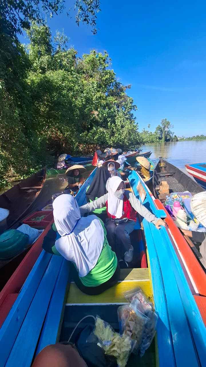 Aksi Peduli di Pasar Terapung Lok Baintan, Mahasiswa Poliban Banjarmasin Gelar Skrining Kesehatan Gratis