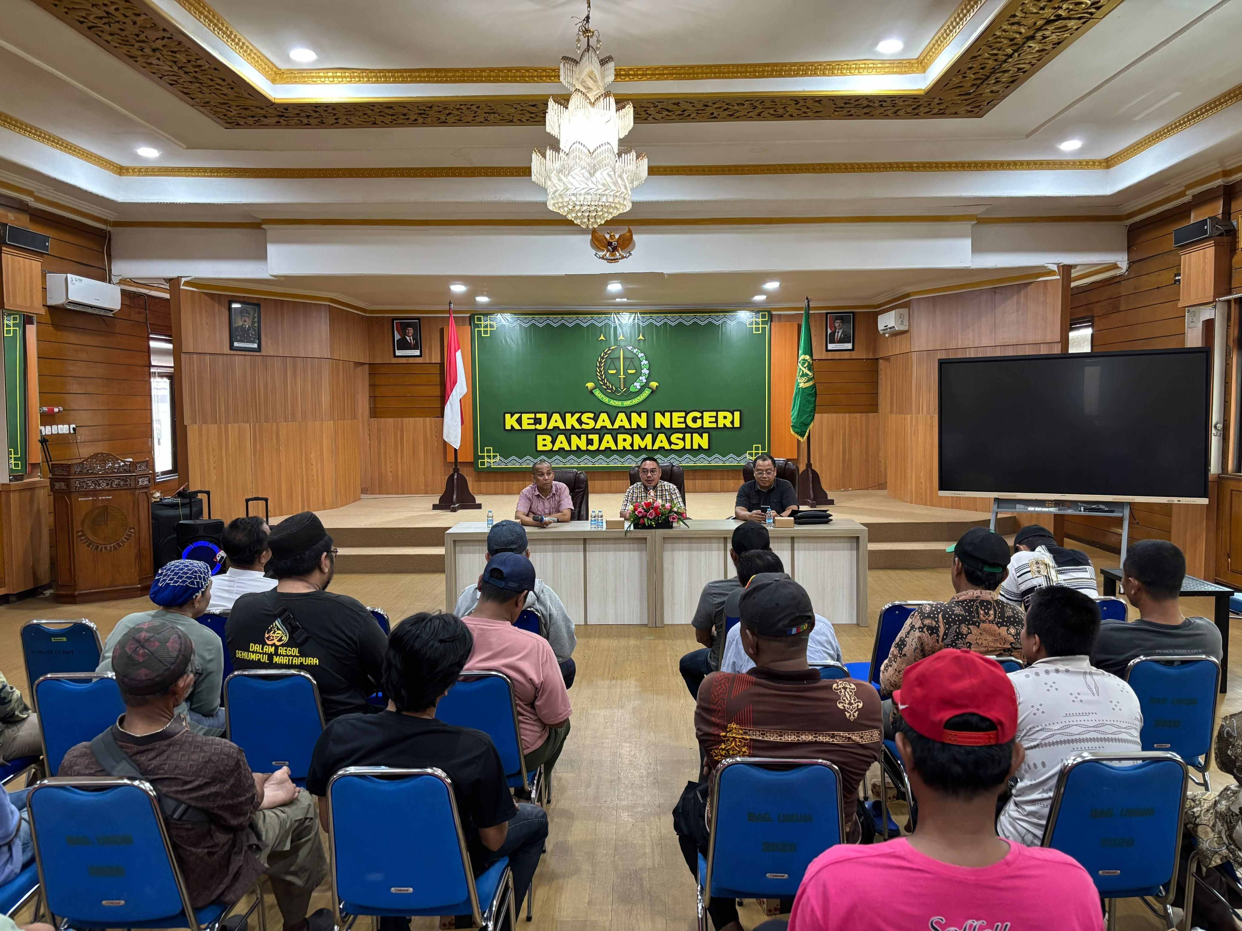Jelang Eksekusi Lahan Pasar Lama Laut, Kejari Banjarmasin Gelar Sosialisasi dan Dialog Bersama Warga