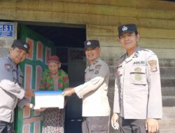 Jumat Berkah Polres Batola: Sat Binmas Salurkan Sembako untuk Warga Kurang Mampu di Marabahan