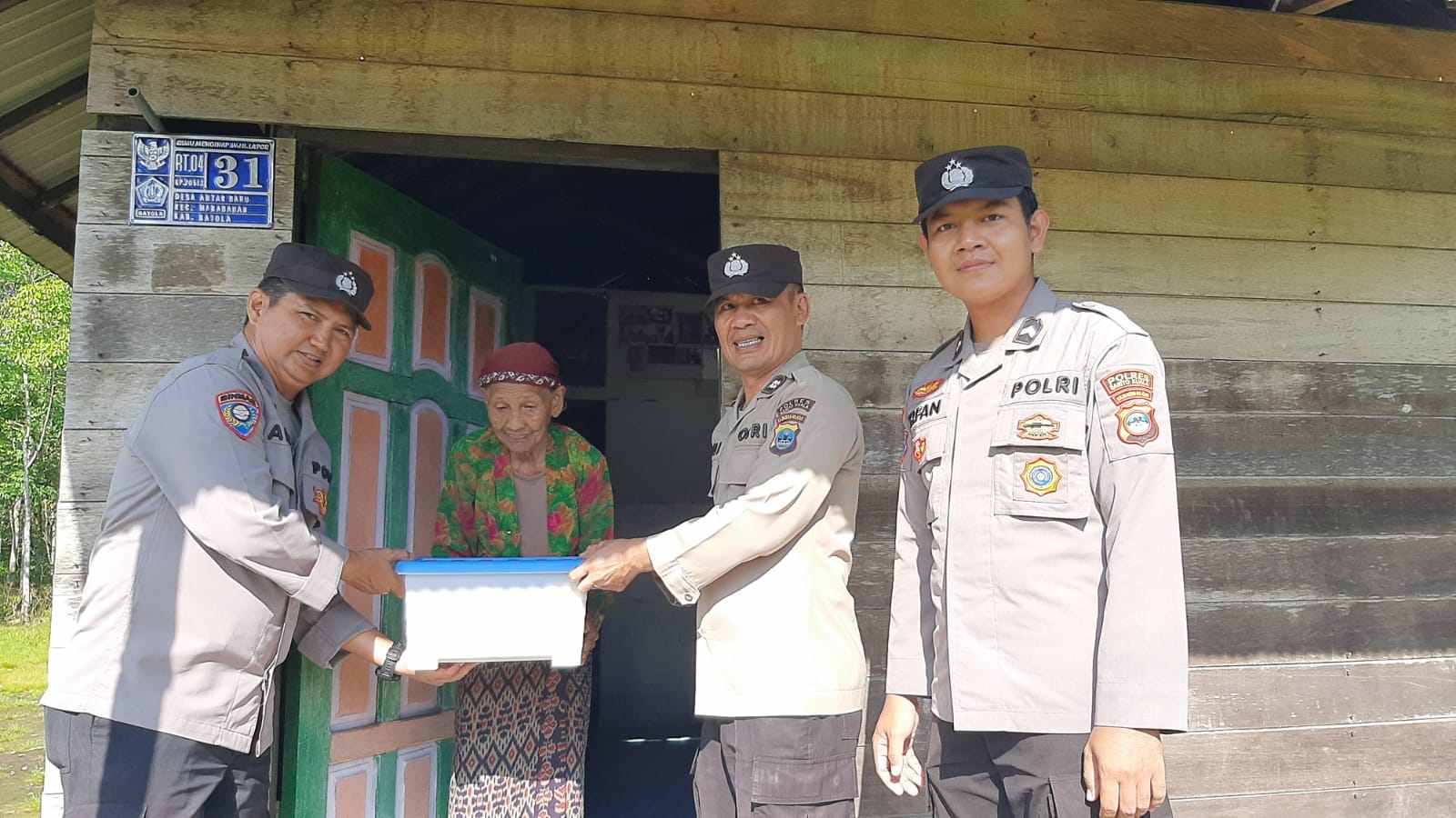 Jumat Berkah Polres Batola: Sat Binmas Salurkan Sembako untuk Warga Kurang Mampu di Marabahan