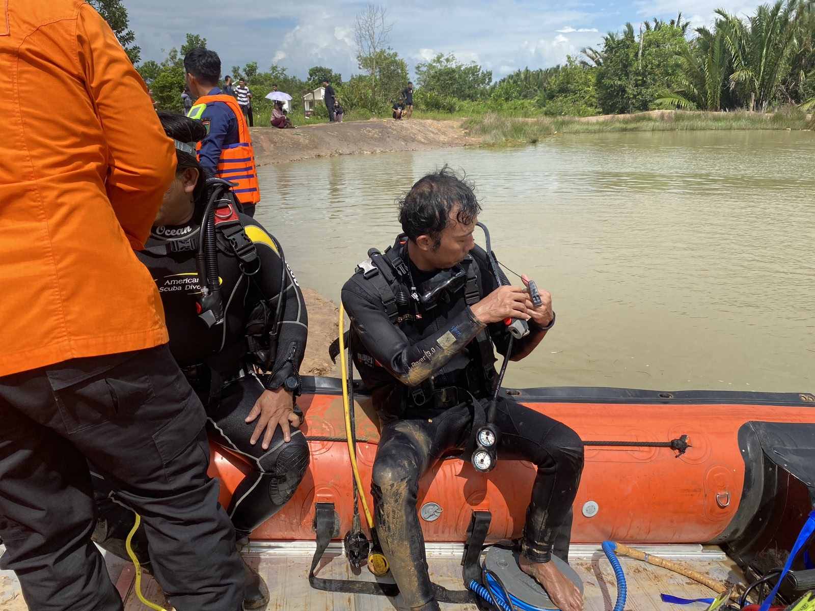 Anak 10 Tahun Diduga Tenggelam di Danau Galian Tanah Bumbu, Tim SAR Gabungan Lakukan Pencarian Intensif