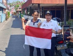 Semarak HUT RI ke-81, Lurah Teluk Tiram Bagikan Bendera Gratis dan Pantau Persiapan Kampung Bendera Merah Putih