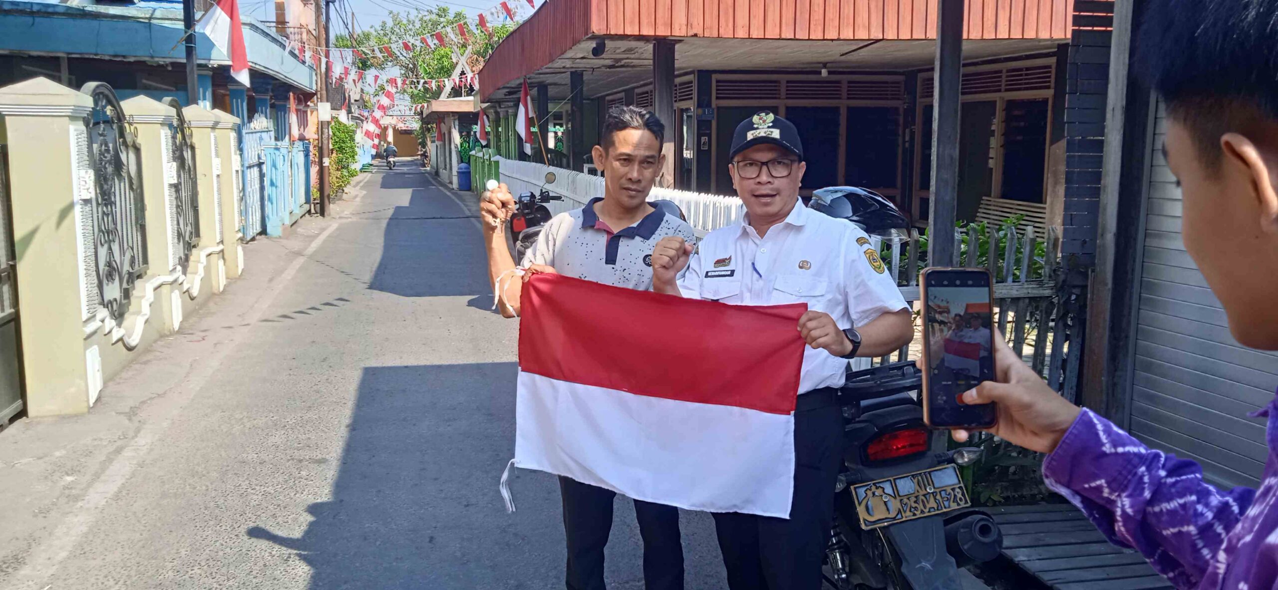 Semarak HUT RI ke-81, Lurah Teluk Tiram Bagikan Bendera Gratis dan Pantau Persiapan Kampung Bendera Merah Putih