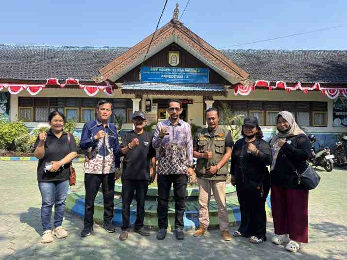 Kabut Asap Makin Parah, GMPD Banjarbaru Bagikan 2.500 Masker kepada Warga dan Pelajar