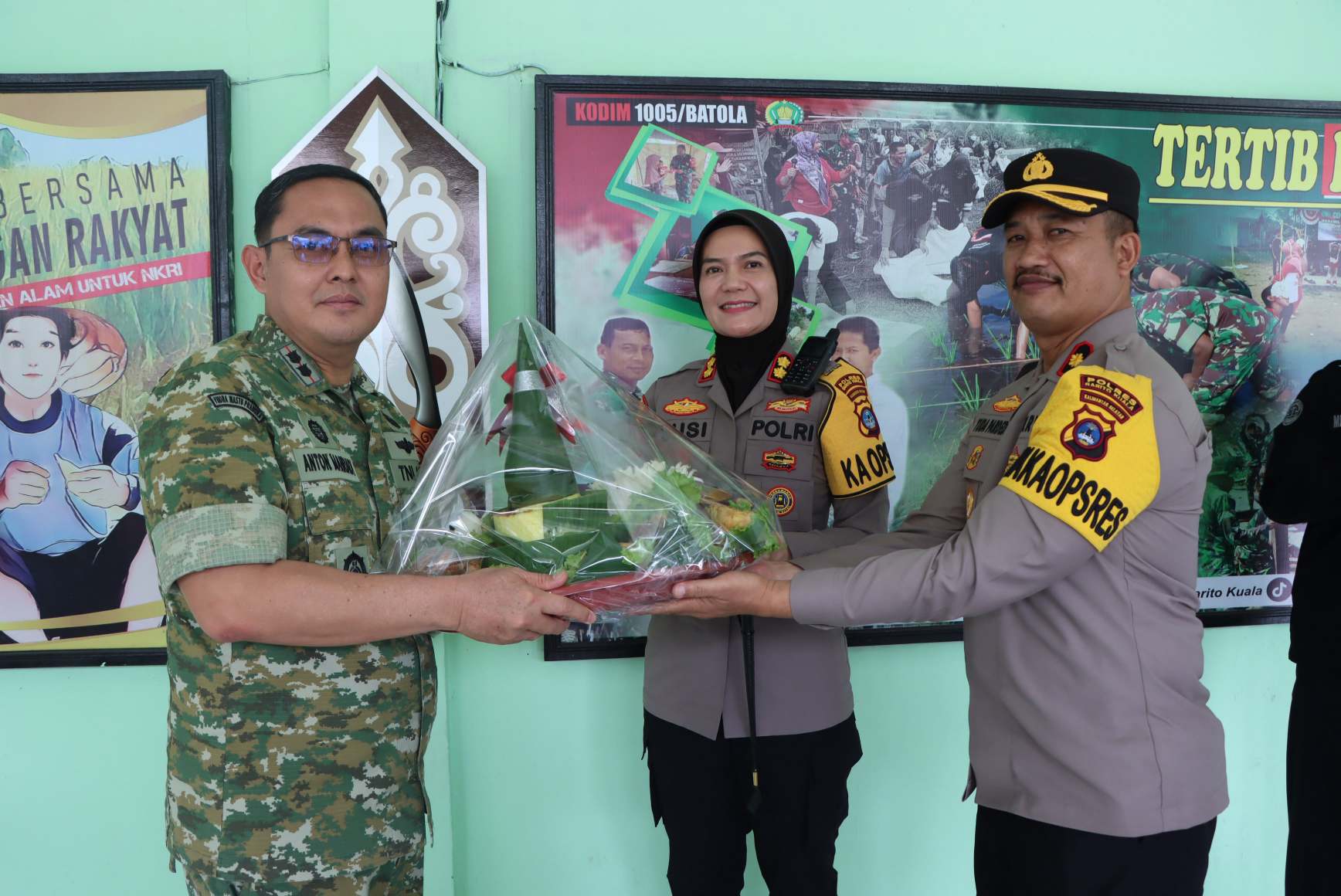 Bawa Tumpeng ke Makodim, Kapolres Batola Beri Kejutan HUT ke-81 TNI